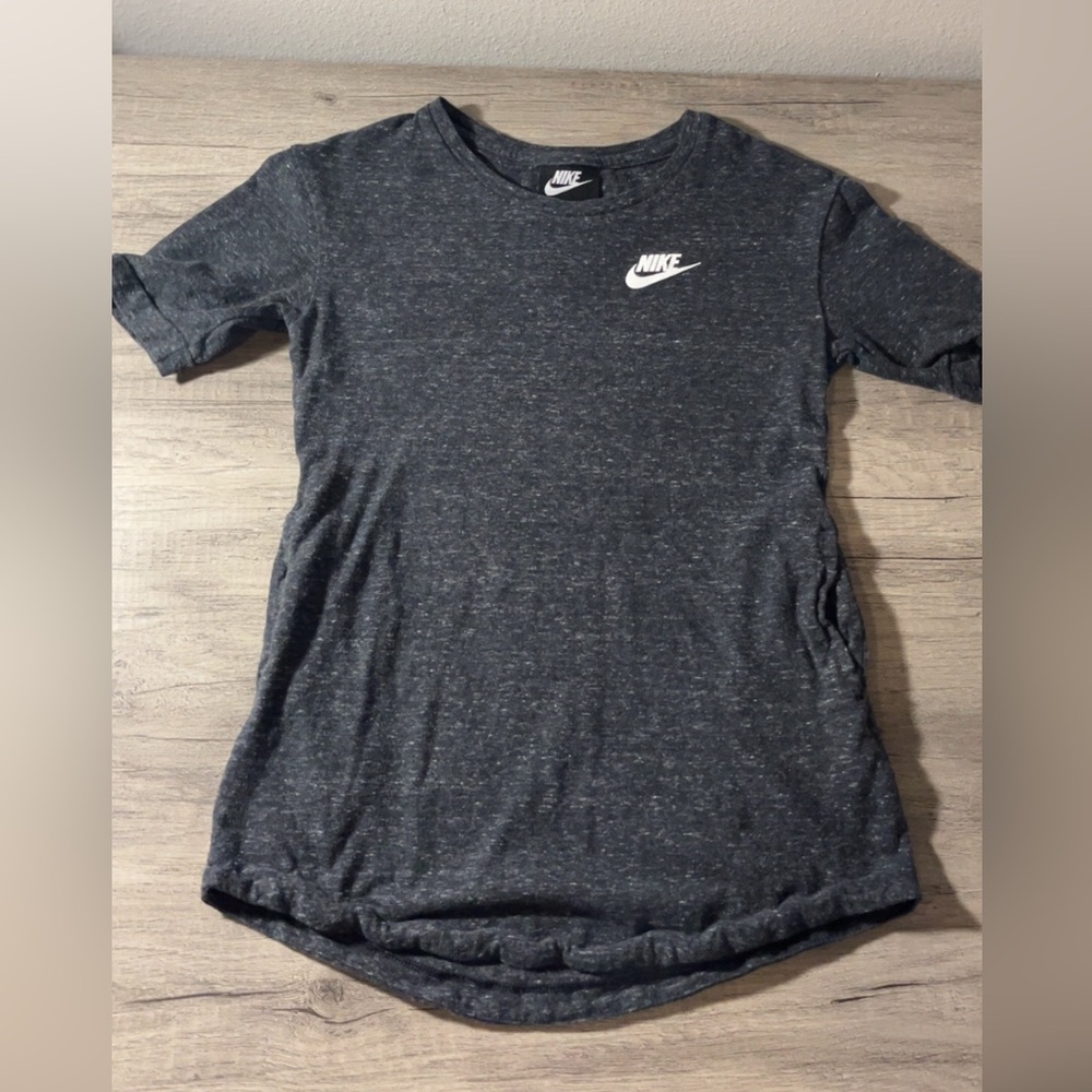 Nike Standard Fit Tee in Charcoal